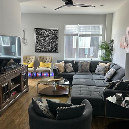 Luxury Townhome Skyline Views Mins To Dt NashvilleNashville  Kültér fotó