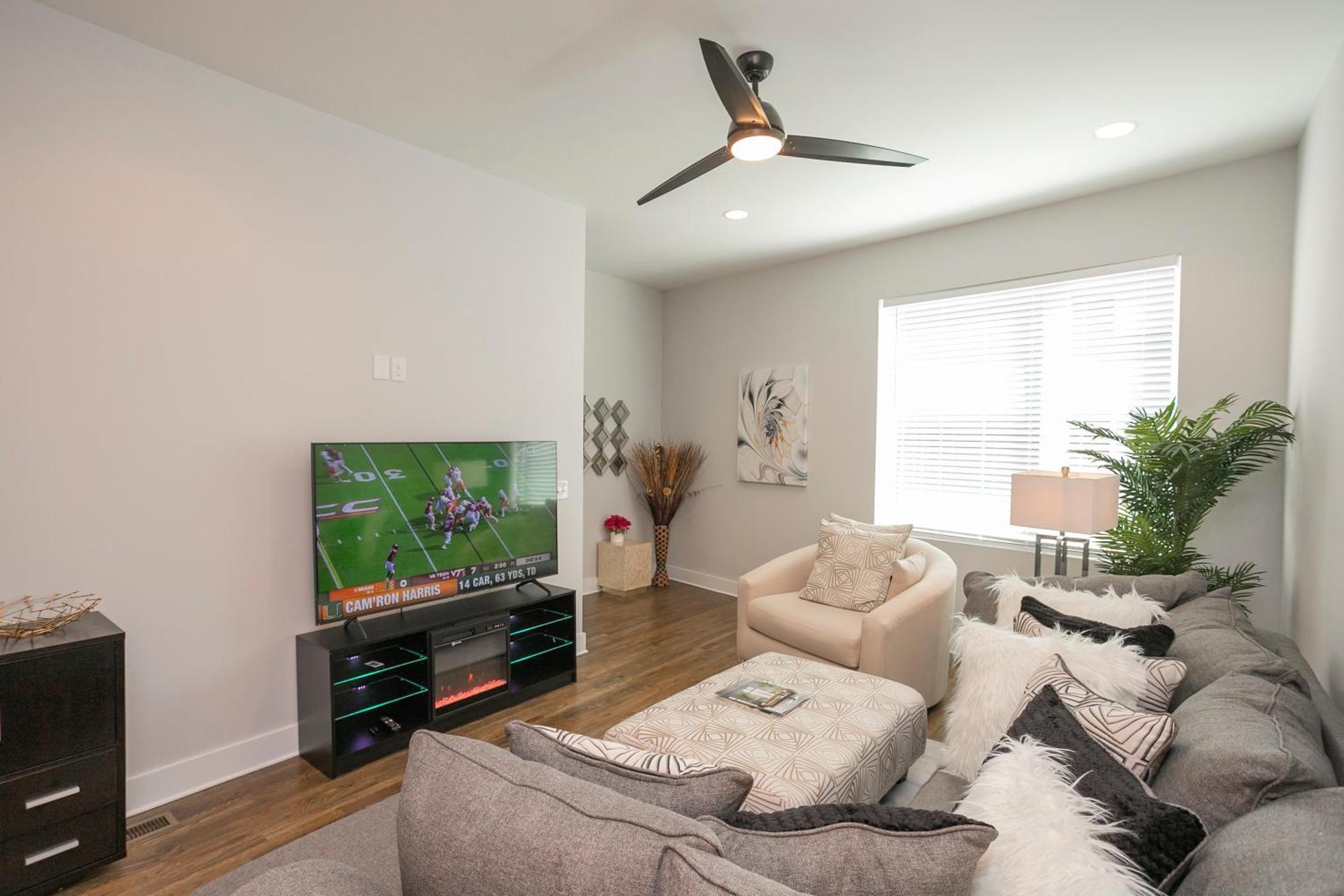 Luxury Townhome Skyline Views Mins To Dt NashvilleNashville  Kültér fotó