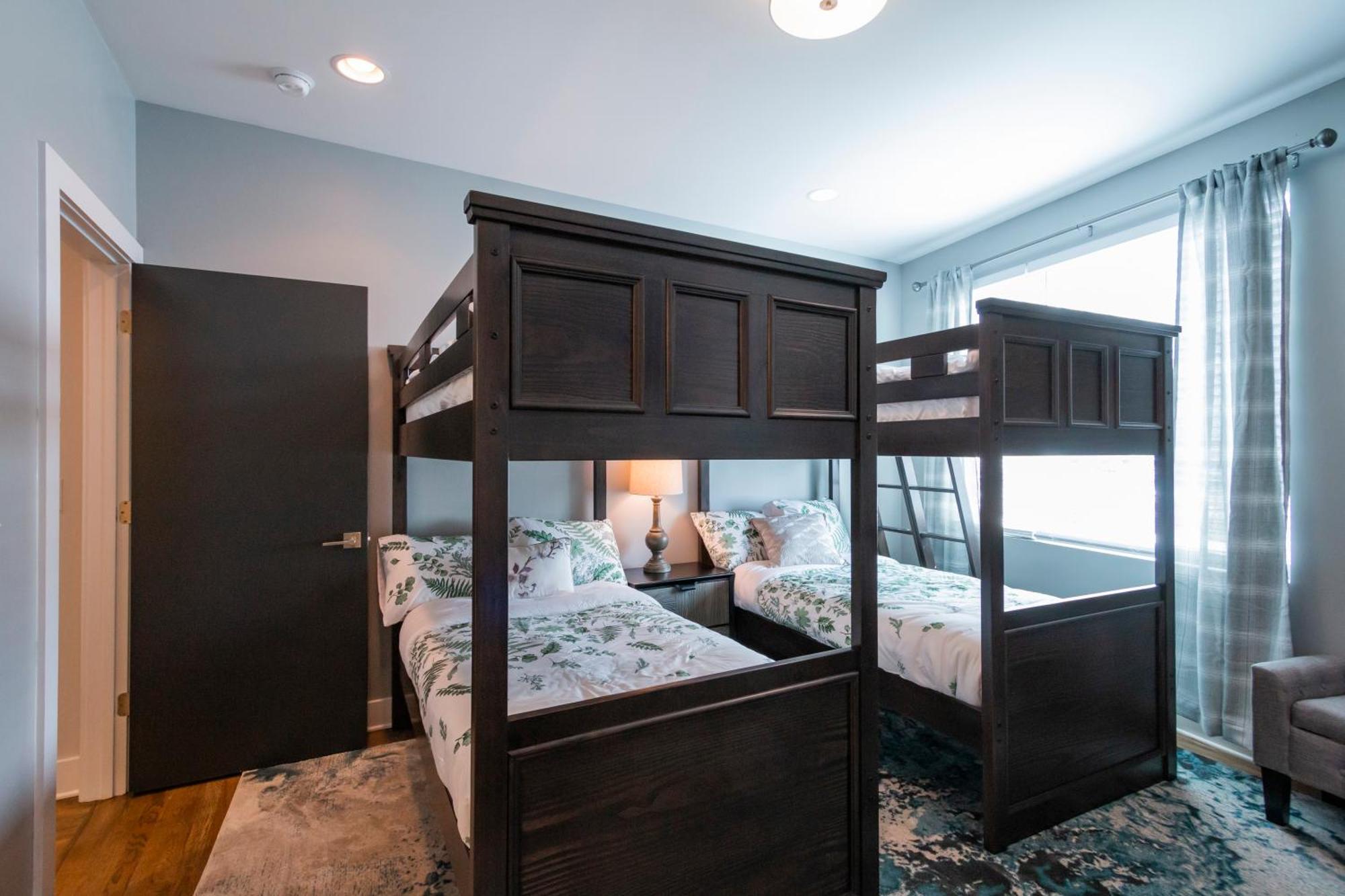 Luxury Townhome Skyline Views Mins To Dt NashvilleNashville  Kültér fotó